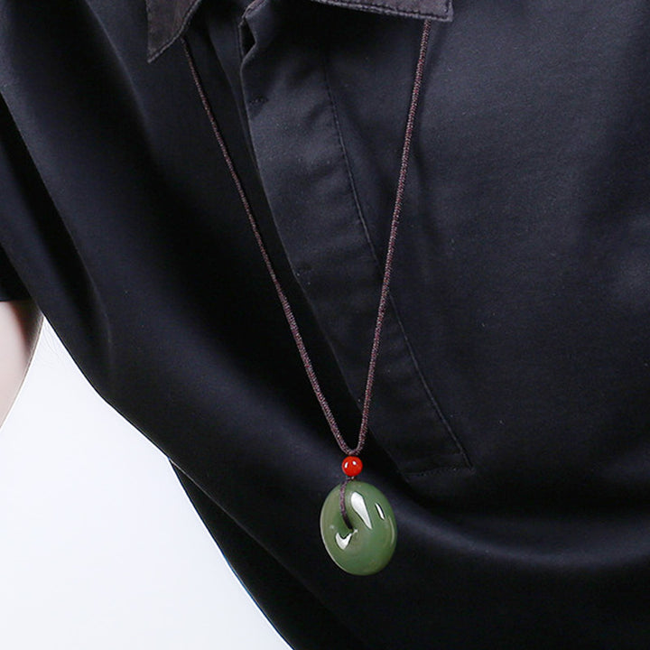 Collier avec pendentif en jade rond naturel et Buddha Stones, boucle de paix et de prospérité