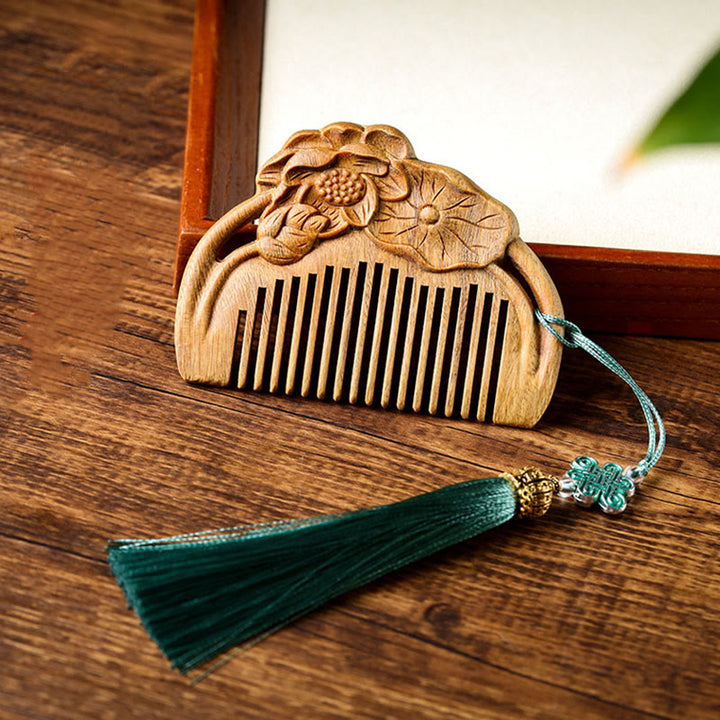 Peigne apaisant gravé en feuille de lotus et fleur de santal vert naturel - Peigne en bois de santal vert (pompon de couleur aléatoire) - image 0