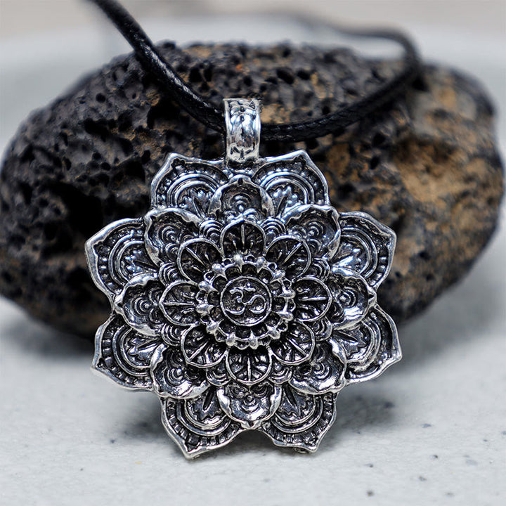 Collier pendentif tibétain avec bénédiction du lotus et Buddha Stones