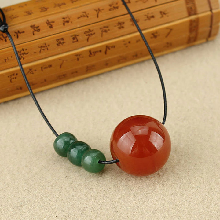 Collier pendentif en cuir avec perles de rocaille Bodhi vertes et Buddha Stones en agate rouge et aventurine verte