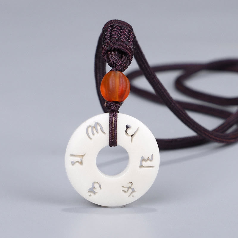Collier pendentif de protection gravé en forme de fruit en ivoire Buddha Stones Om Mani Padme Hum - Fruit d'Ivoire (Protection ♥ Soutien) - image 1