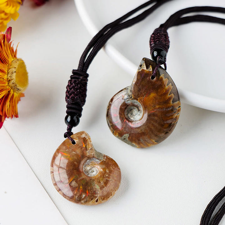 Collier pendentif de guérison et de méditation en Buddha Stones avec motif d'escargot fossile d'ammonite naturelle