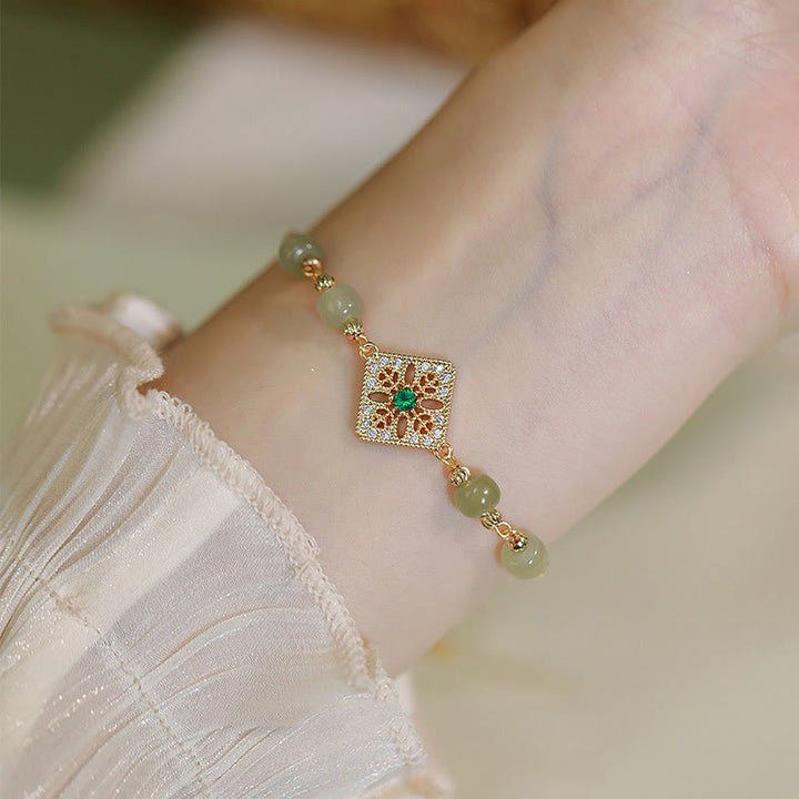Bracelet porte-bonheur en perles de jade Hetian naturelles de Buddha Stones à motif carré