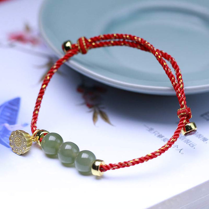 Bracelet tissé en fil rouge avec des Buddha Stones et des graines de lotus en jade naturel