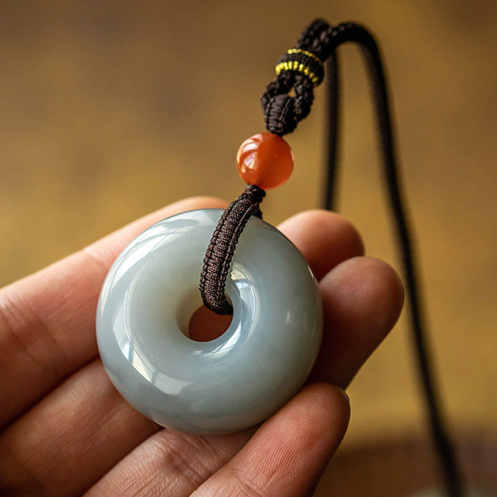 Collier pendentif porte-bonheur en jade gris rond naturel Buddha Stones