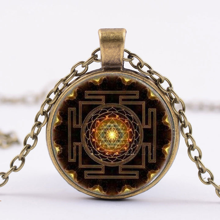 Collier de pierres précieuses du temps sacré Sri Yantra