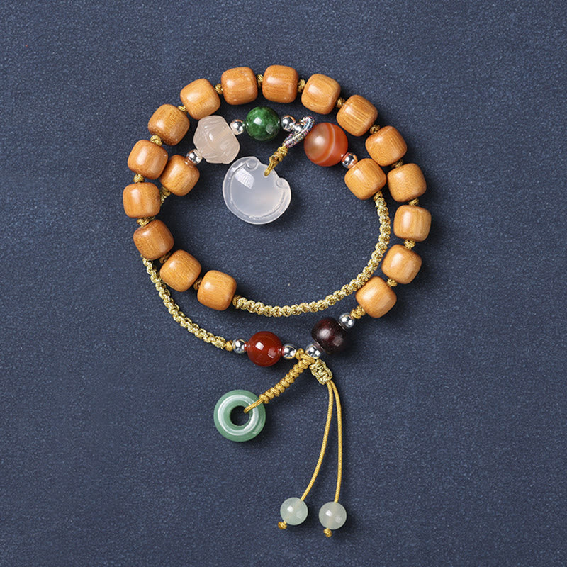 Bracelet double tour apaisant avec breloque en forme de boucle de paix et de bois de santal vert et calcédoine de Buddha Stones