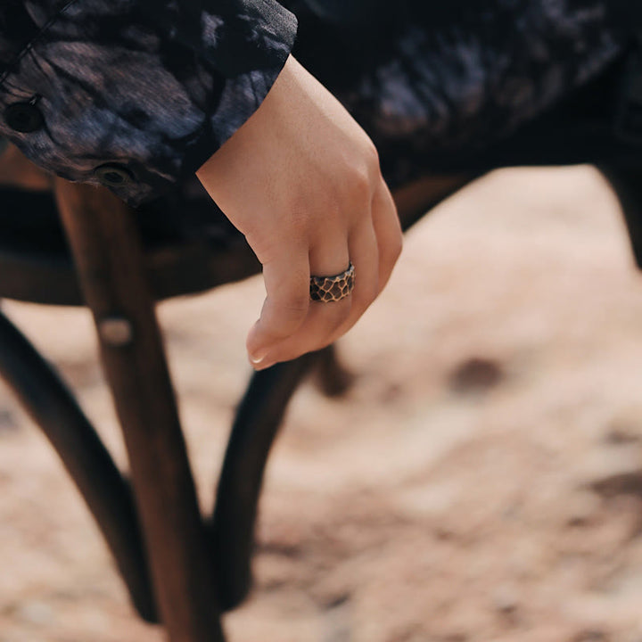 Bague porte-bonheur tibétaine en laiton et cuivre avec motif texturé bosselé