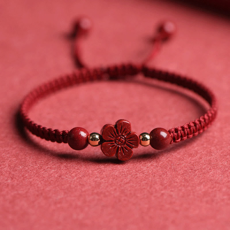 Bracelet en fil rouge avec trèfle à quatre feuilles et fleur à cinq pétales en cinabre et bénédiction de Buddha Stones