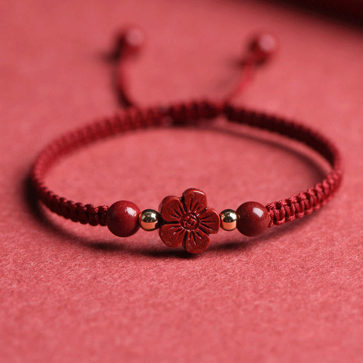 Bracelet en fil rouge avec trèfle à quatre feuilles et fleur à cinq pétales en cinabre et bénédiction de Buddha Stones
