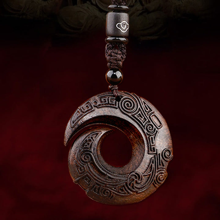 Buddha Stones Petite Feuille Bois de Santal Rouge Bois d'Ébène La Chance Améliore Le Motif de Conception Collier Pendentif de Protection