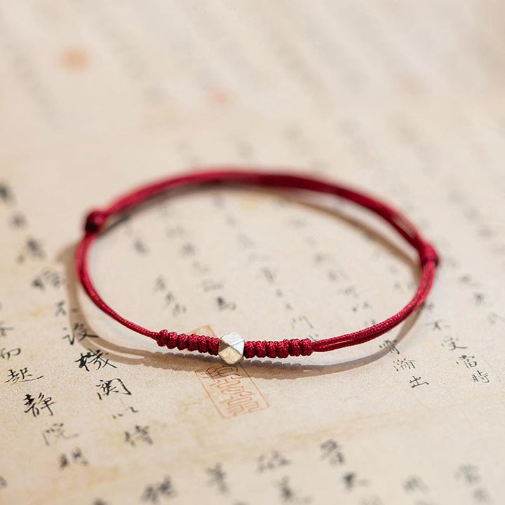 Bracelet en argent sterling 925 avec perle porte-bonheur et cordon fin tressé rouge, orné de Buddha Stones. - Perle carrée - Rouge foncé (tour de poignet 14-18 cm) - image 0