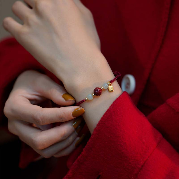 Bracelet tissé en fil rouge calme avec Buddha Stones, jade cinabre et lotus