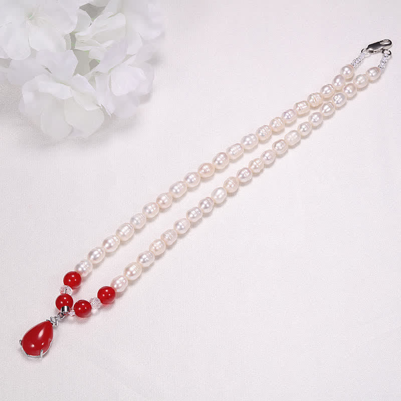 Collier avec pendentif en forme de goutte d'eau et de paix calme