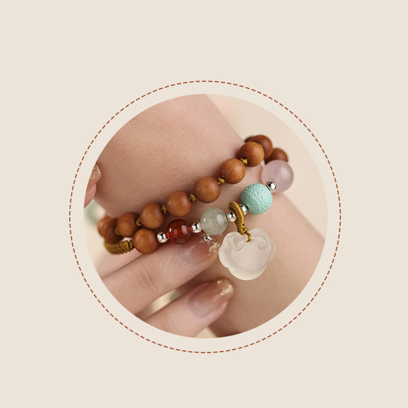 Bracelet double tour apaisant avec breloque en forme de boucle de paix et de bois de santal vert et calcédoine de Buddha Stones