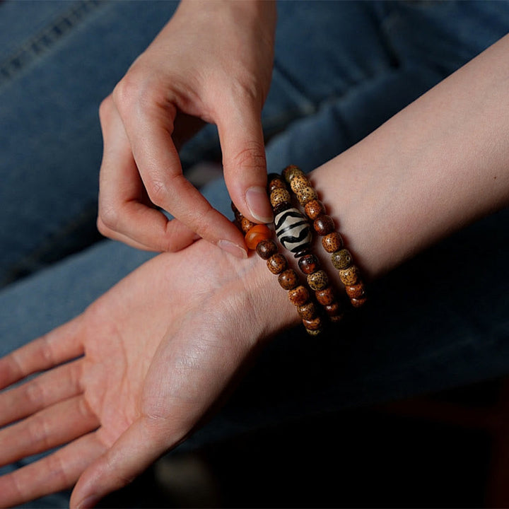 Bracelet triple tour en perles d'ambre et dzi tibétaines en Buddha Stones et graines de Bodhi, perles d'agate et de déesse de la richesse Zakiram