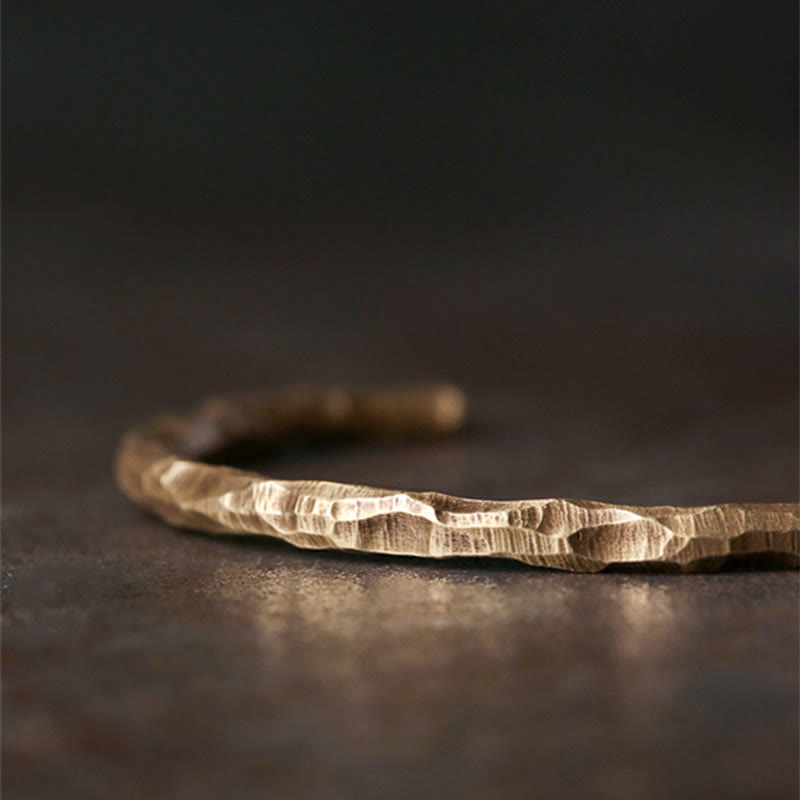 Bracelet manchette tibétain en cuivre texturé avec effet bosselé