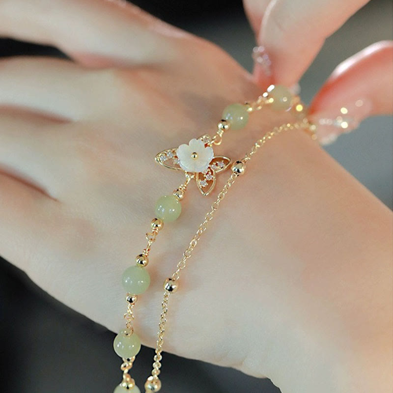 Bracelet porte-bonheur double couche en jade plaqué or 14 carats avec papillon et fleur de pierre Tridacna de Buddha Stones