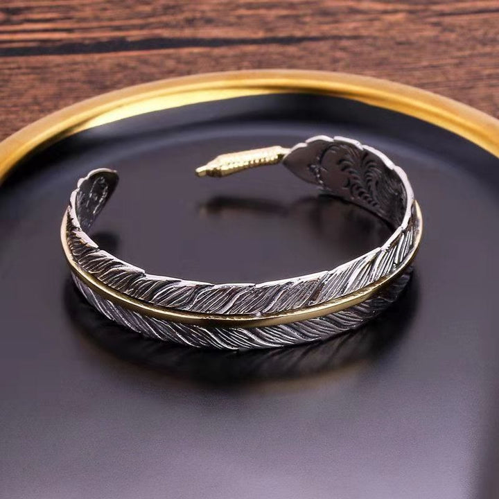 Bracelet manchette sculpté en Buddha Stones avec motif de plumes pour la chance et la richesse