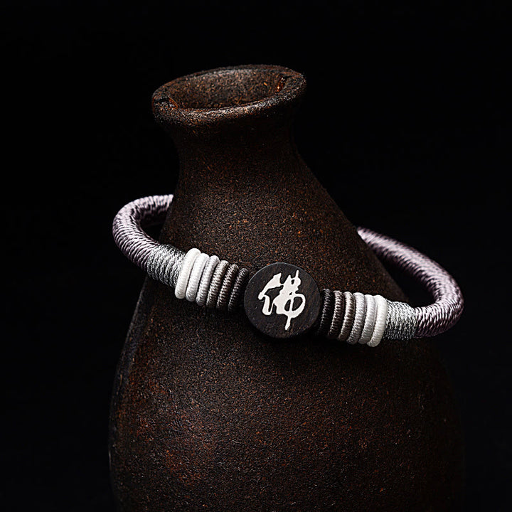 Bracelet en corde fait main en ébène avec personnage de Bouddha de Buddha Stones