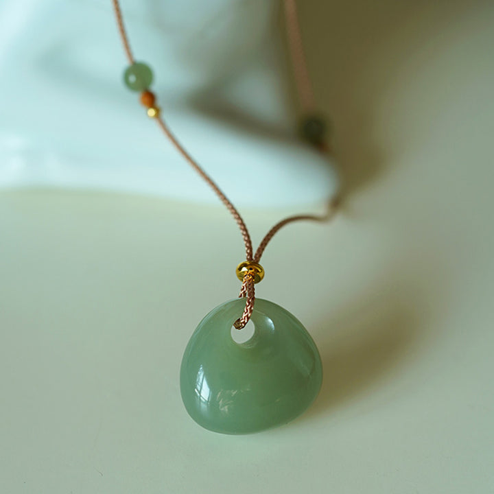 Collier pendentif porte-bonheur et prospérité en jade naturel Buddha Stones (couleur aléatoire)