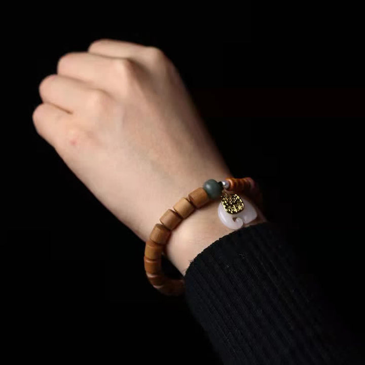 Bracelet de protection éléphant en jade et bois de santal