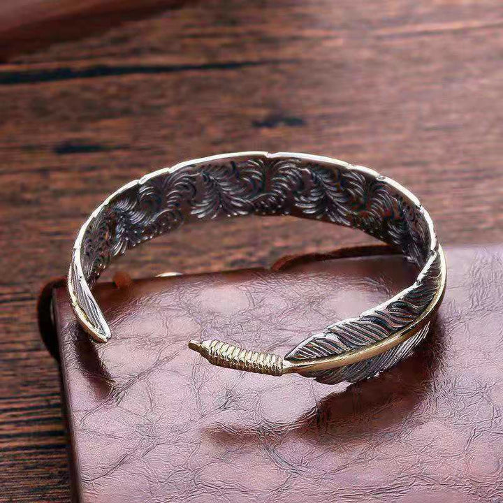 Bracelet manchette sculpté en Buddha Stones avec motif de plumes pour la chance et la richesse