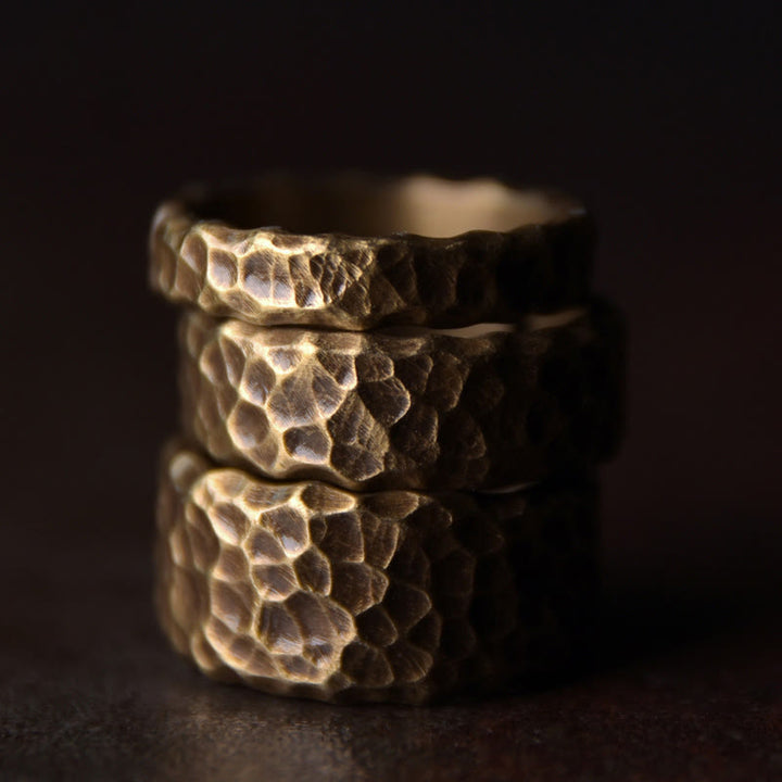 Bague porte-bonheur tibétaine en laiton et cuivre avec motif texturé bosselé