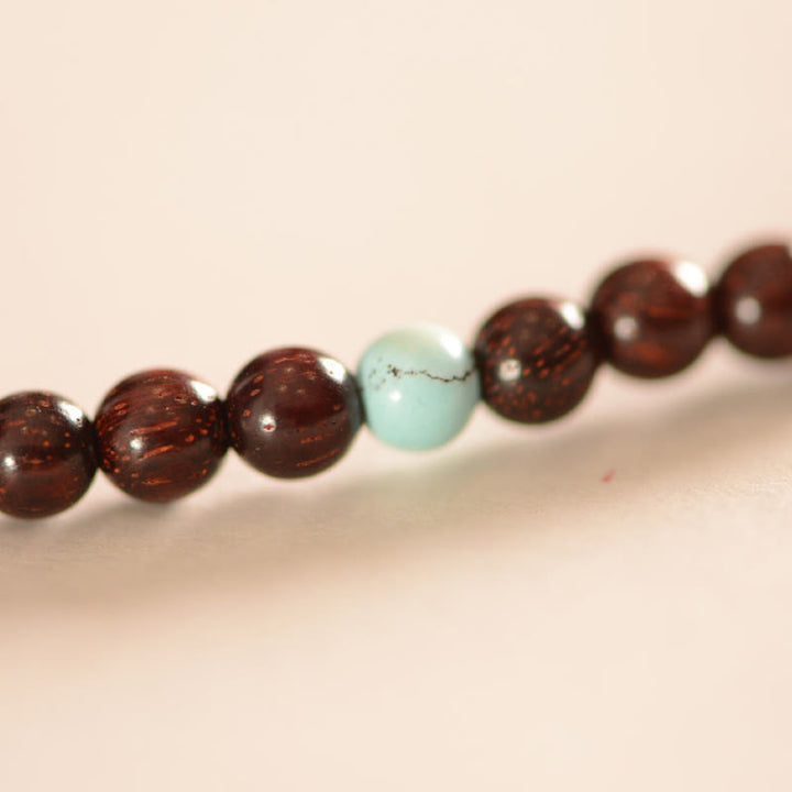 Bracelet triple tour en argent Buddha Stones 925 avec petites feuilles indiennes en bois de santal rouge et protection du caractère Fu