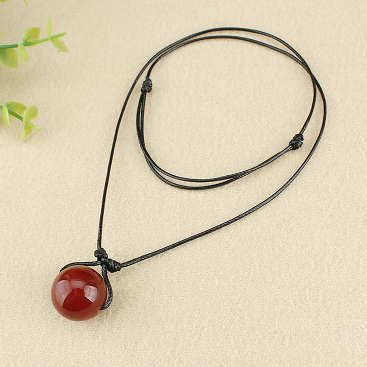 Collier avec pendentif en cuir et perles d'agate rouge de Buddha Stones
