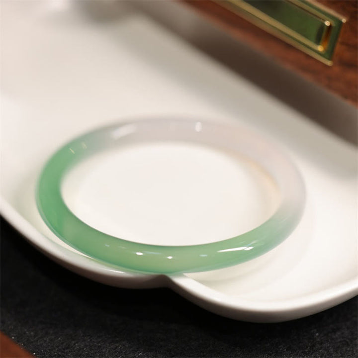 Bracelet manchette positif en agate calcédoine blanche et verte naturelle de Buddha Stones