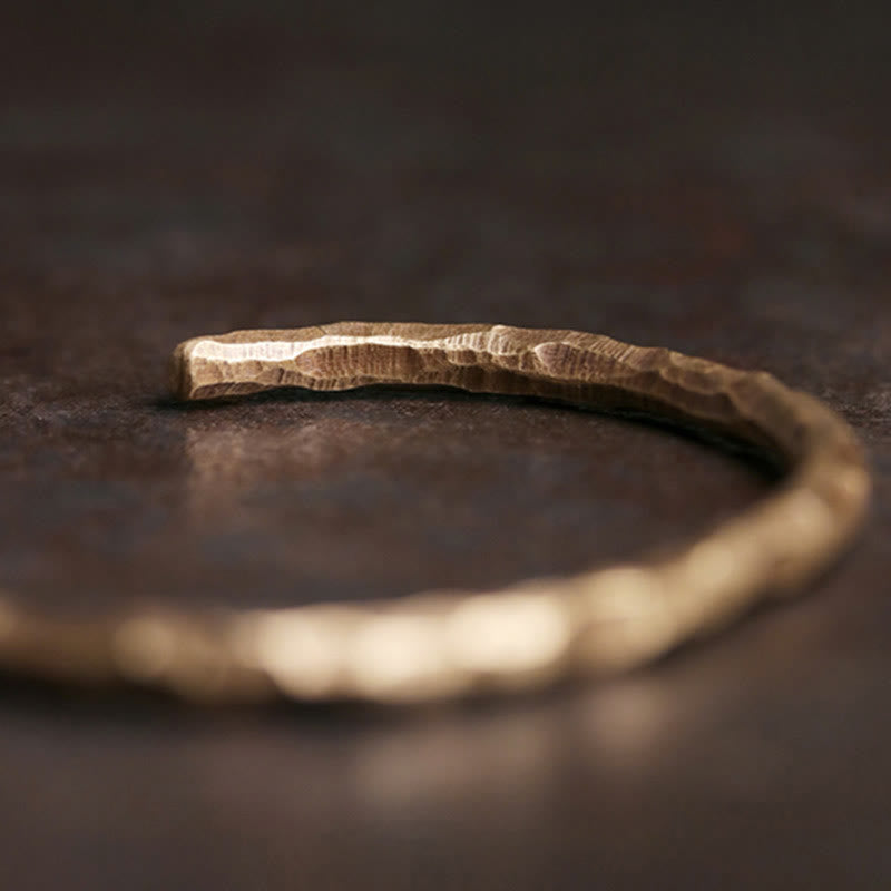 Bracelet manchette tibétain en cuivre texturé avec effet bosselé