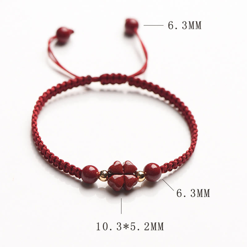 Bracelet en fil rouge avec trèfle à quatre feuilles et fleur à cinq pétales en cinabre et bénédiction de Buddha Stones