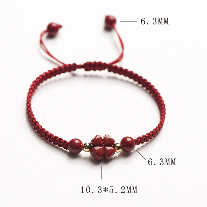 Bracelet en fil rouge avec trèfle à quatre feuilles et fleur à cinq pétales en cinabre et bénédiction de Buddha Stones