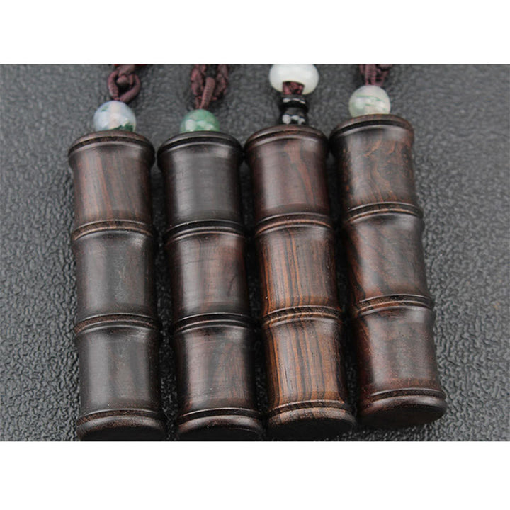 Collier pendentif en forme de boîte de prière Ghau en bois d'ébène et bambou avec Buddha Stones