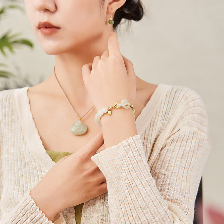 Bracelet tressé en perles de jade Hetian naturelles de Buddha Stones avec boucle de paix double et caractère Fu