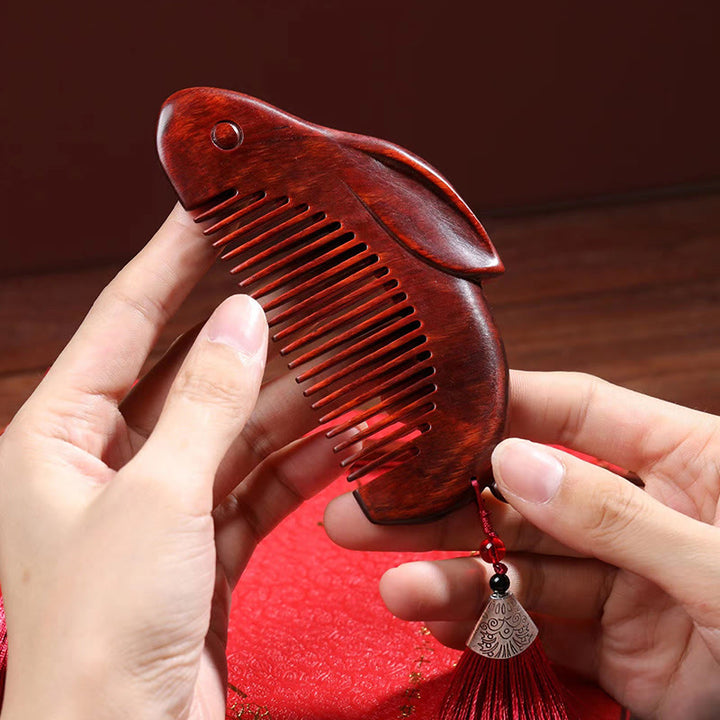 Peigne apaisant en forme de lapin mignon en bois de santal rouge à petites feuilles avec boîte cadeau