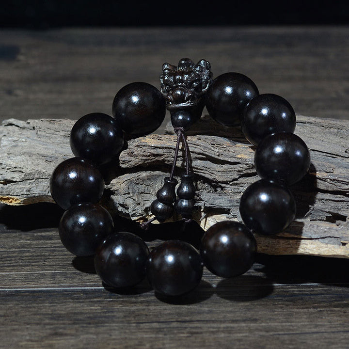 Bracelet de protection sculpté en forme de dragon en bois de santal vert et bois de rose avec petites feuilles de Buddha Stones