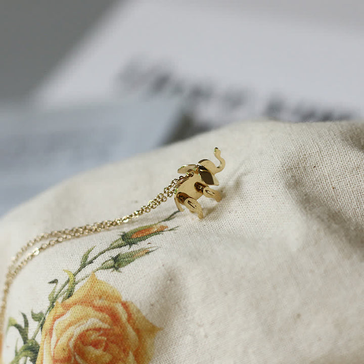 Collier porte-bonheur en acier titane avec pendentif éléphant