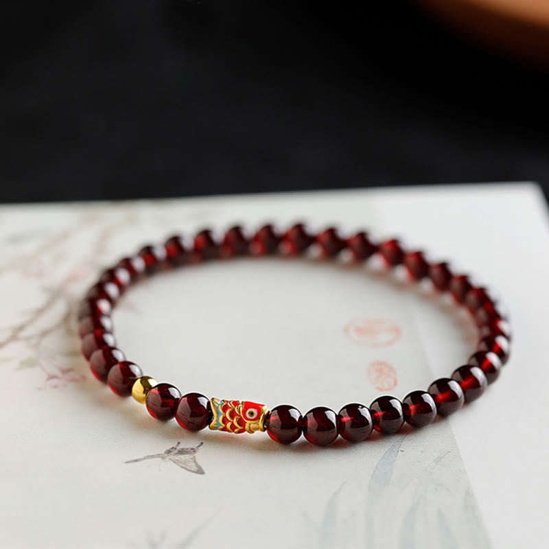 Bracelet de protection en grenat naturel avec poisson koï en or 999 de Buddha Stones - Poisson koï grenat et or de 5 mm - 17 cm - image 1