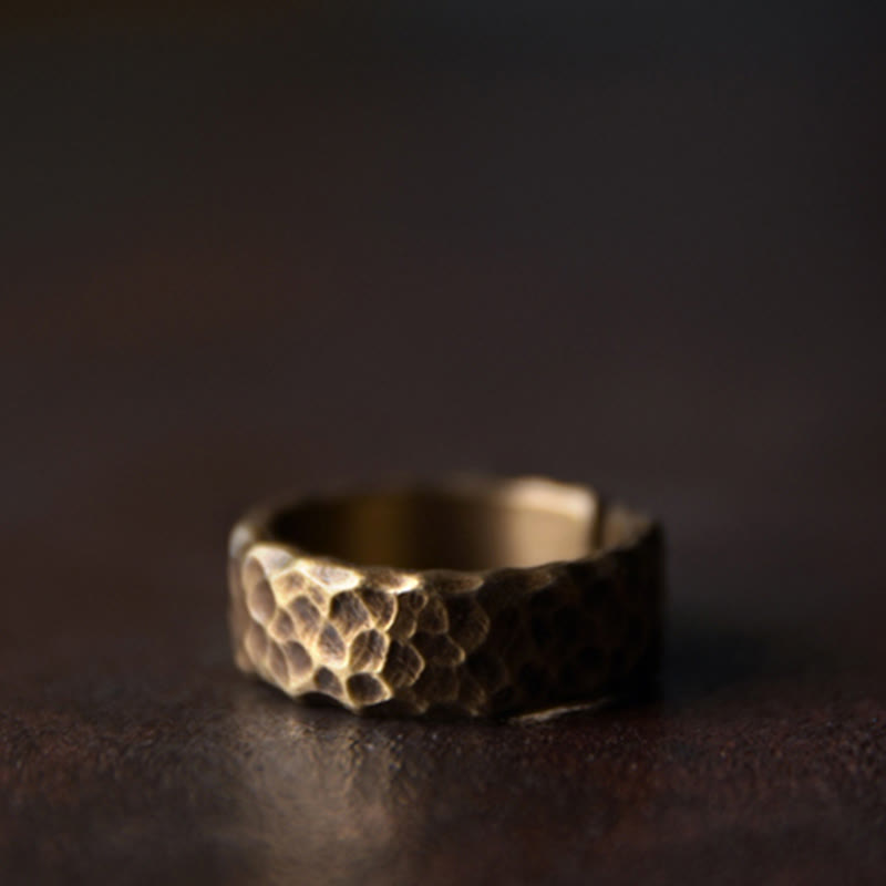 Bague porte-bonheur tibétaine en laiton et cuivre avec motif texturé bosselé