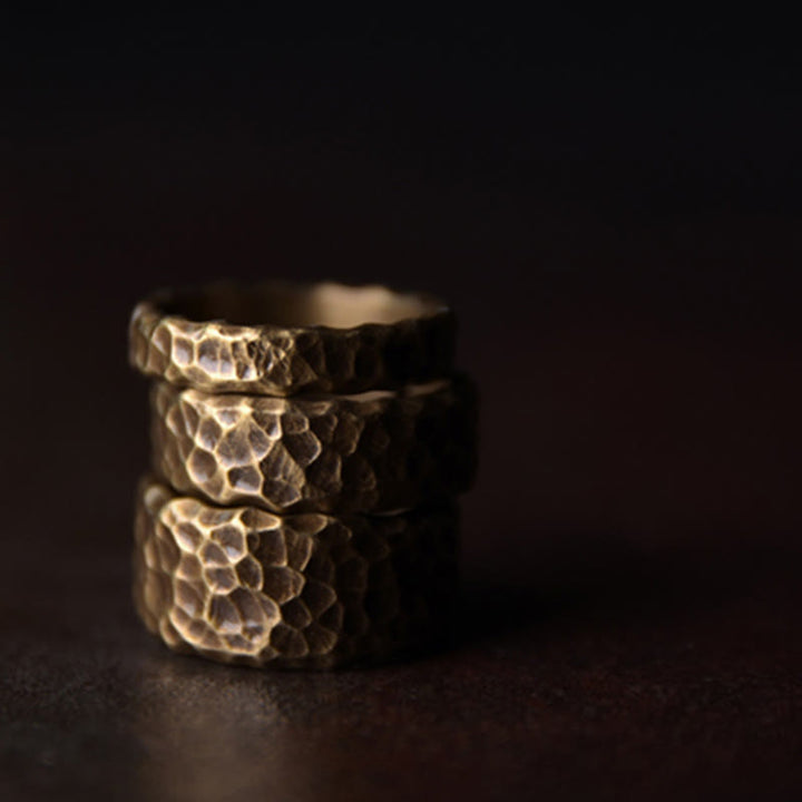 Bague porte-bonheur tibétaine en laiton et cuivre avec motif texturé bosselé