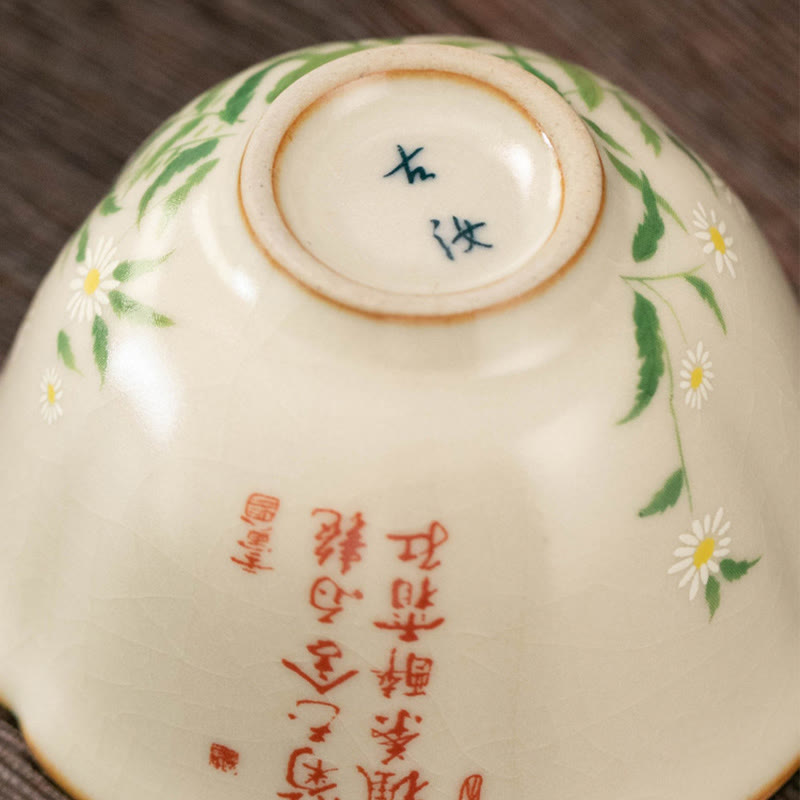 Tasse à thé en céramique avec Buddha Stones et fleurs de pêcher et marguerites