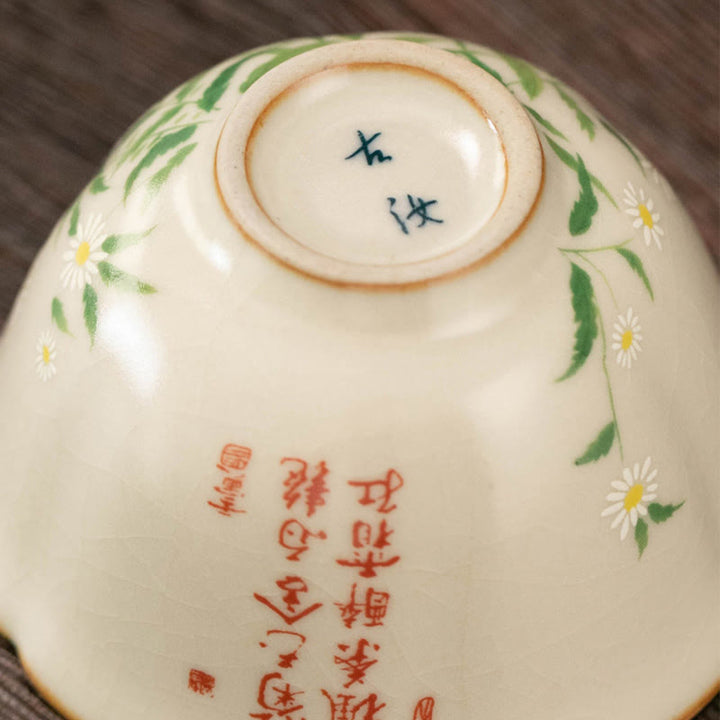 Tasse à thé en céramique avec Buddha Stones et fleurs de pêcher et marguerites