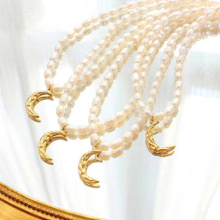 Collier avec pendentif en forme de croissant de lune et de perle