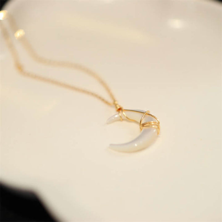 Collier pendentif en forme de croissant de lune en pierre naturelle de Tridacna de Buddha Stones