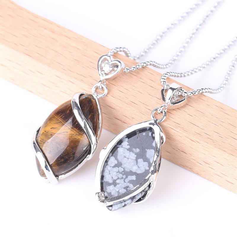 Collier pendentif en pierre de cristal naturel à motif marquise Buddha Stones
