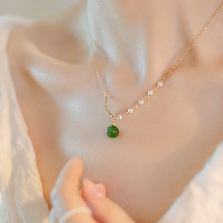 Collier avec pendentif porte-bonheur en perles de jade Hetian naturelles de Bouddha Stones