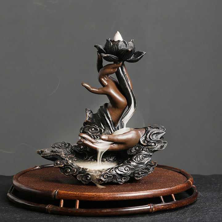 Brûleur d'encens à reflux en résine avec Buddha Stones et main de Bouddha, motif de nuages propices, méditation