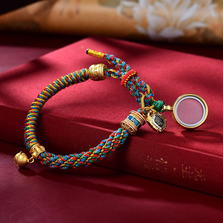 Bracelet amulette tibétain en Buddha Stones sculptées Om Mani Padme Hum déesse de la richesse Zakiram - Boîte à prières multicolore et Ghau (tour de poignet 14-20 cm) - image 2